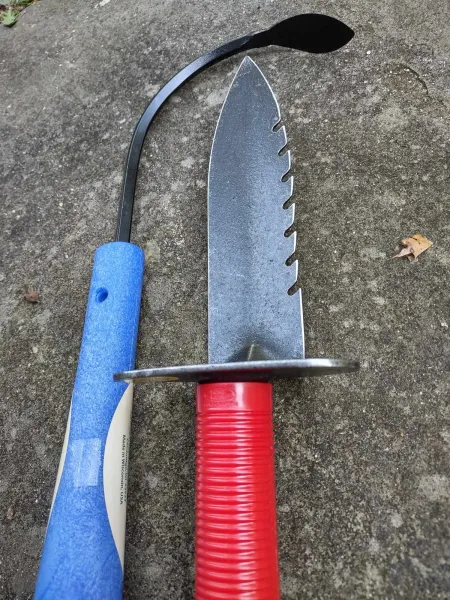 Serrated dive knife with blue-handled tool
