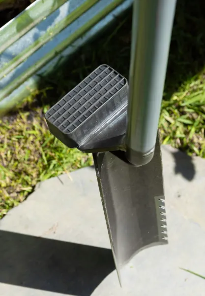 Garden spade with foot step and metal handle